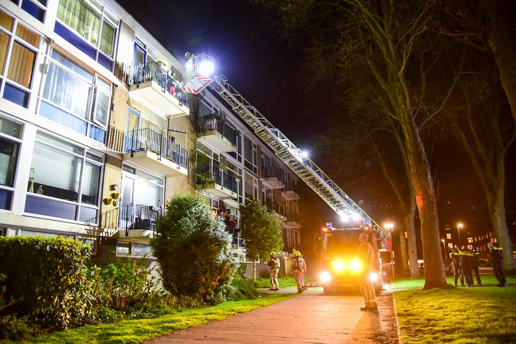 Twee personen gered van balkon door brand