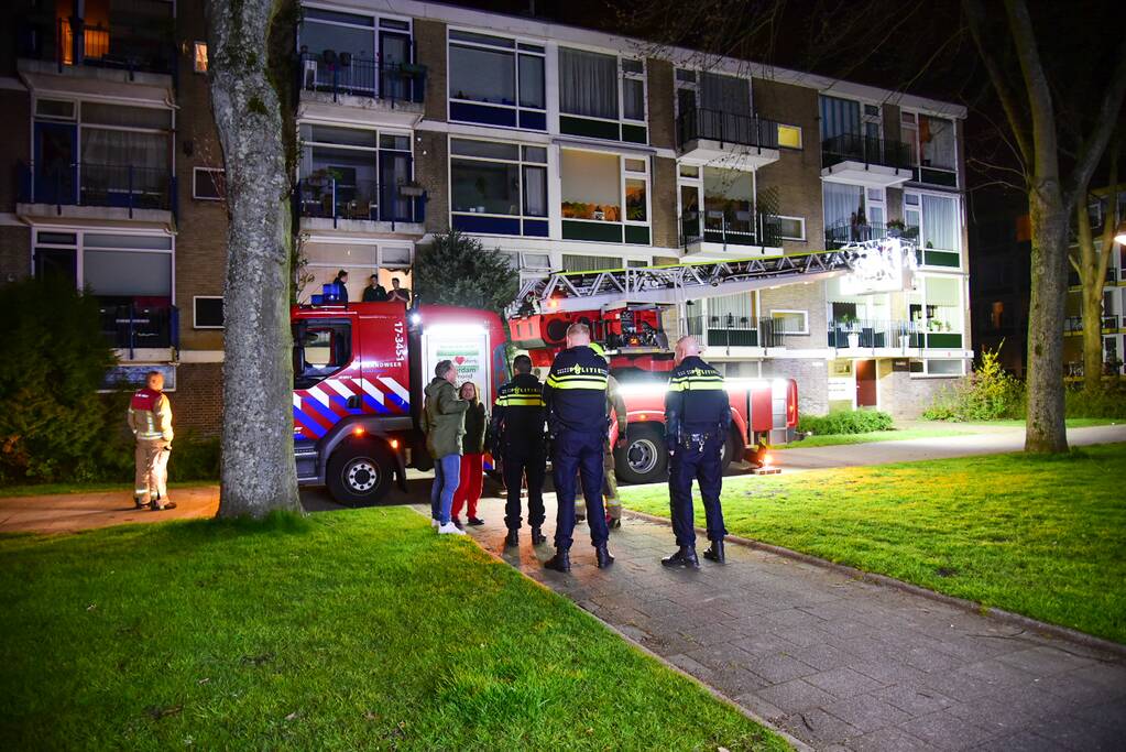 Twee personen gered van balkon door brand