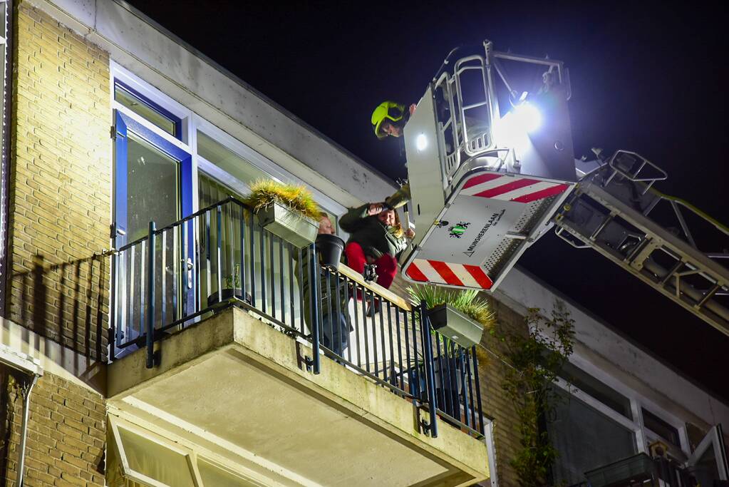 Twee personen gered van balkon door brand