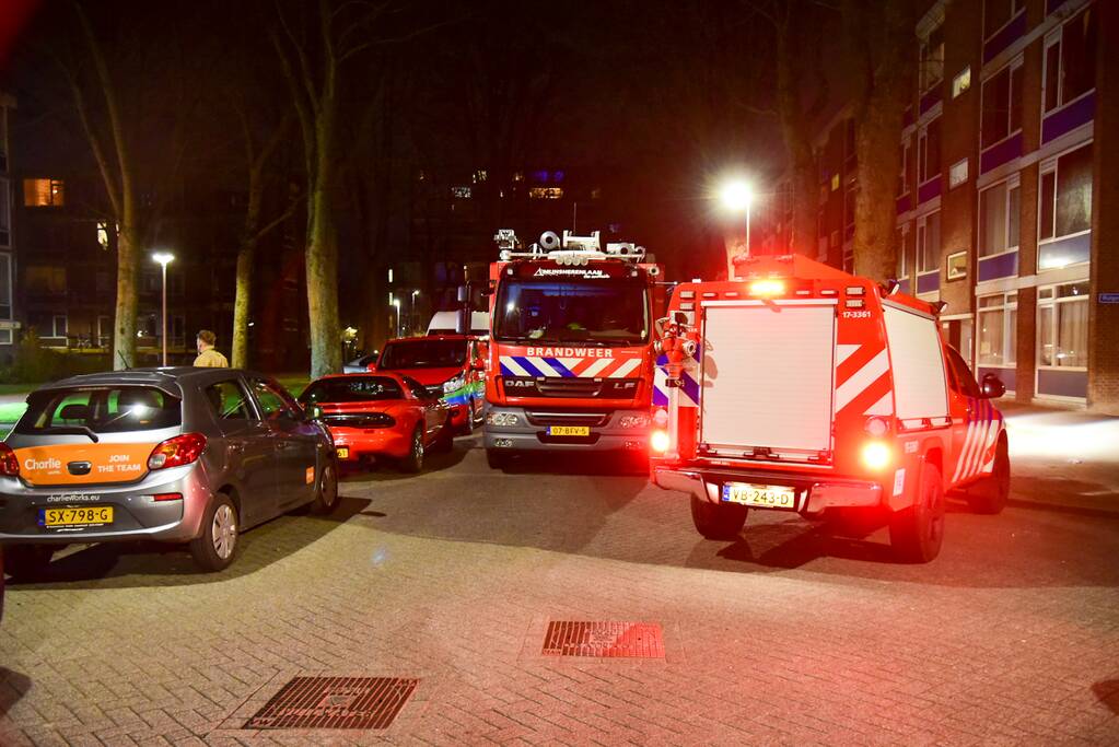 Twee personen gered van balkon door brand