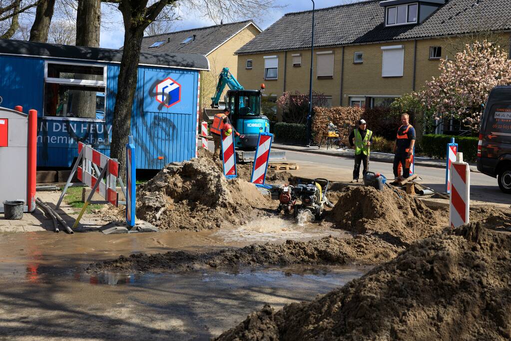 Waterleiding opengebarsten bij werkzaamheden