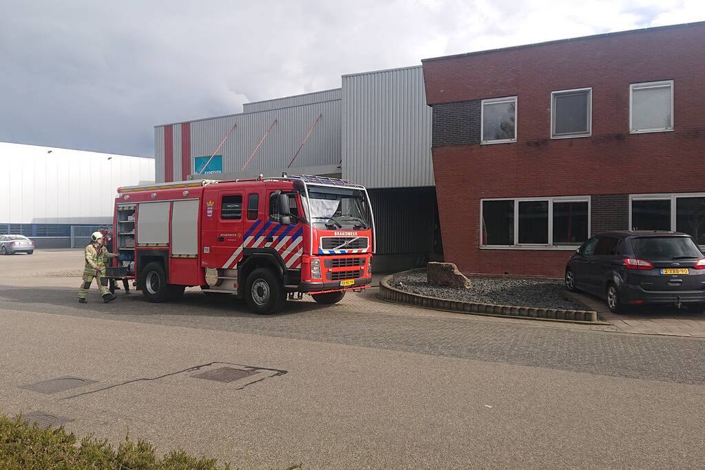 Bedrijfspand ontruimd door brand in laaddock