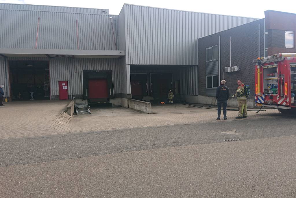 Bedrijfspand ontruimd door brand in laaddock