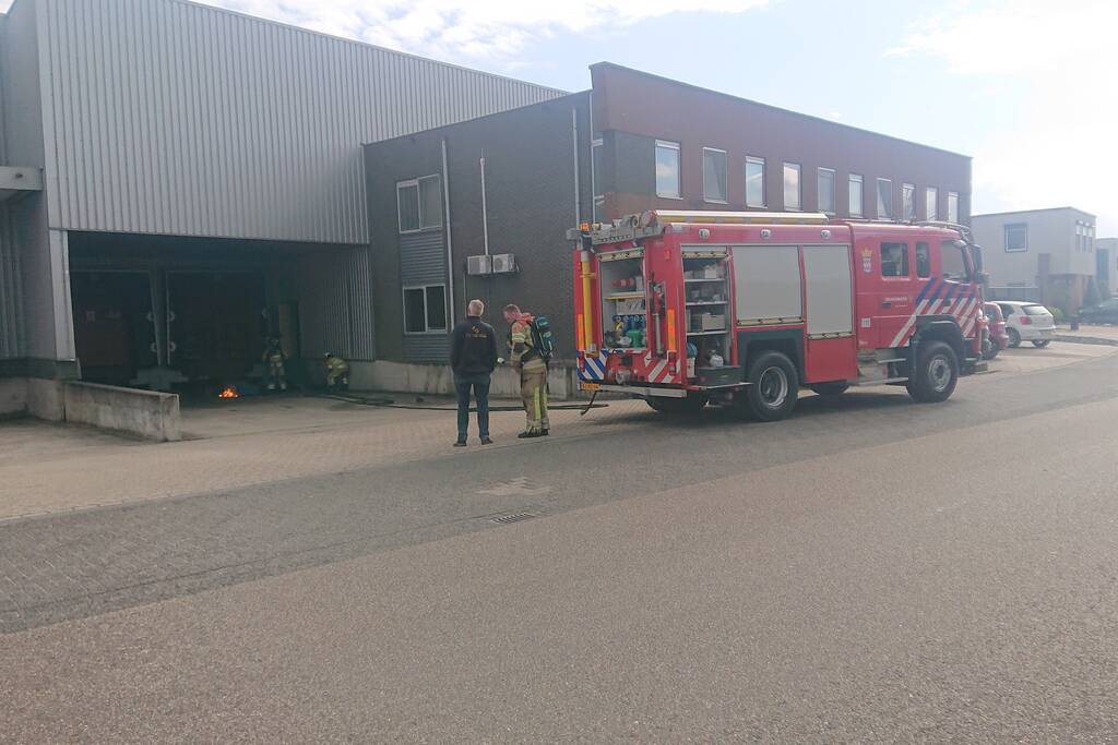 Bedrijfspand ontruimd door brand in laaddock
