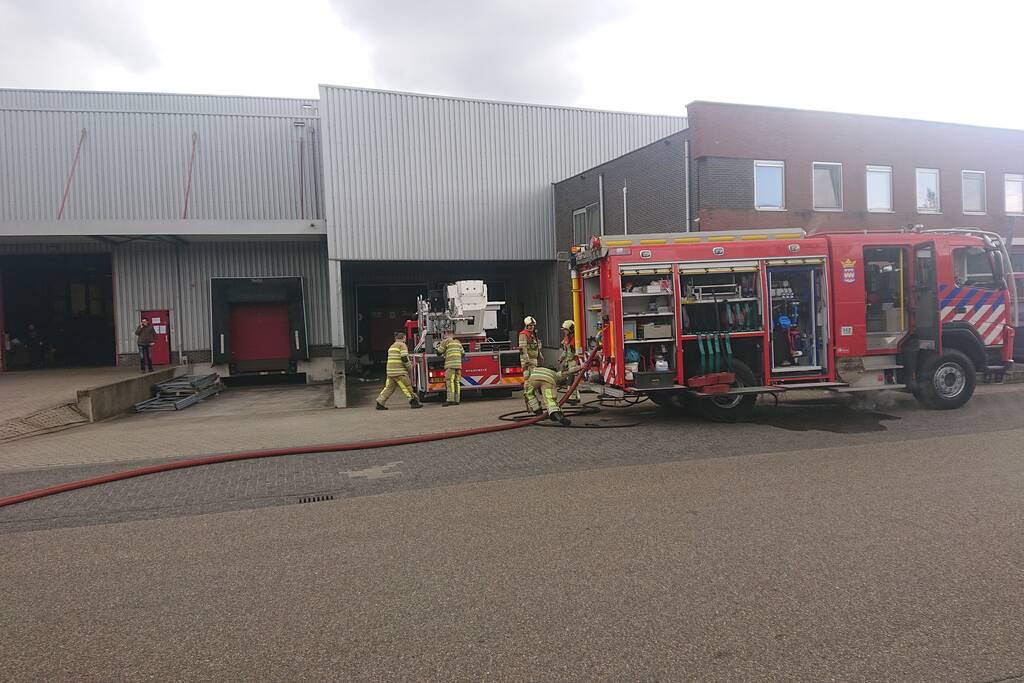 Bedrijfspand ontruimd door brand in laaddock
