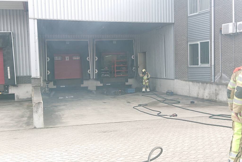 Bedrijfspand ontruimd door brand in laaddock
