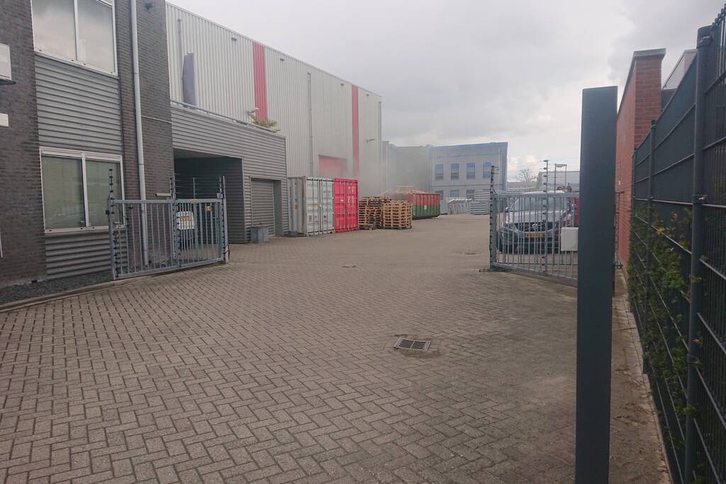 Bedrijfspand ontruimd door brand in laaddock