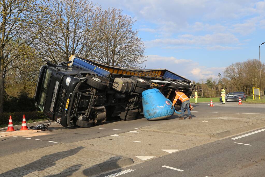 Vrachtwagen gekanteld op rotonde