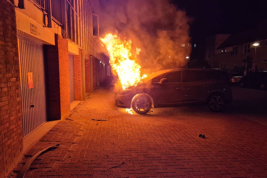 Auto gaat in vlammen op