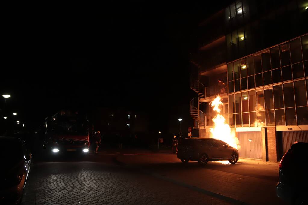 Auto gaat in vlammen op