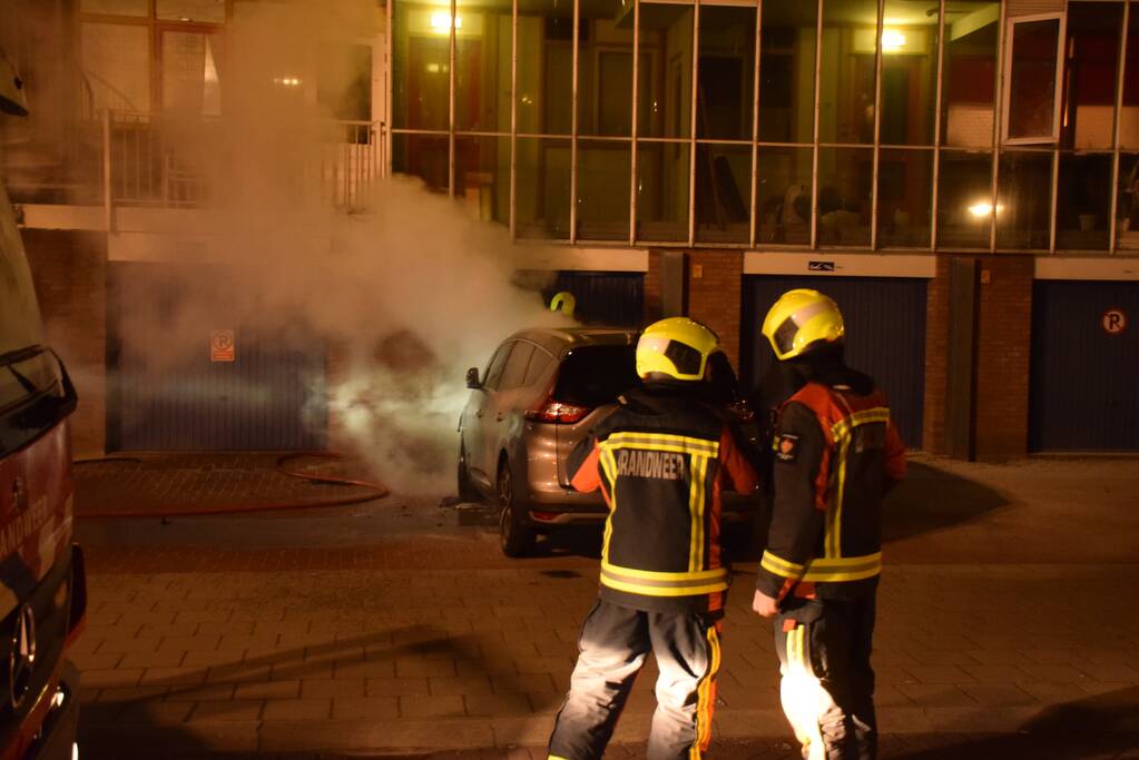 Auto gaat in vlammen op