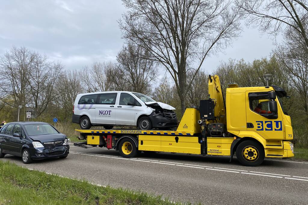 Taxibus met kinderen betrokken bij ongeluk
