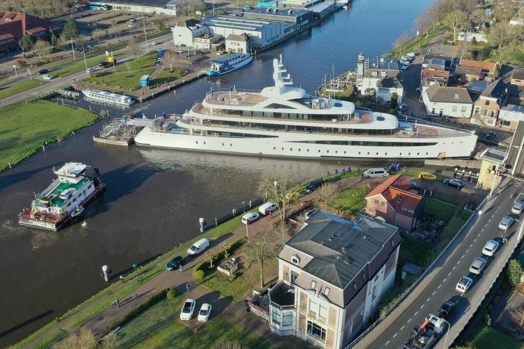 Klimaatzuinig megajacht manoeuvreert door de wateren