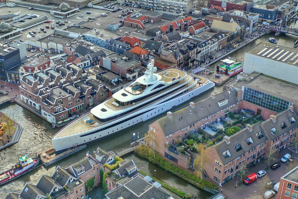 Klimaatzuinig megajacht manoeuvreert door de wateren