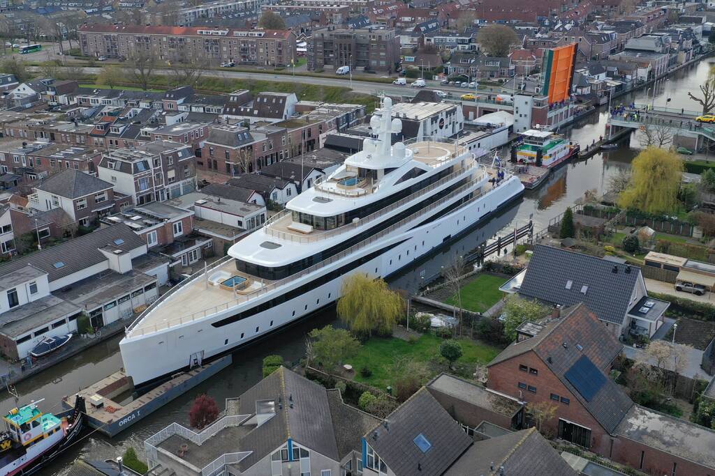 Klimaatzuinig megajacht manoeuvreert door de wateren