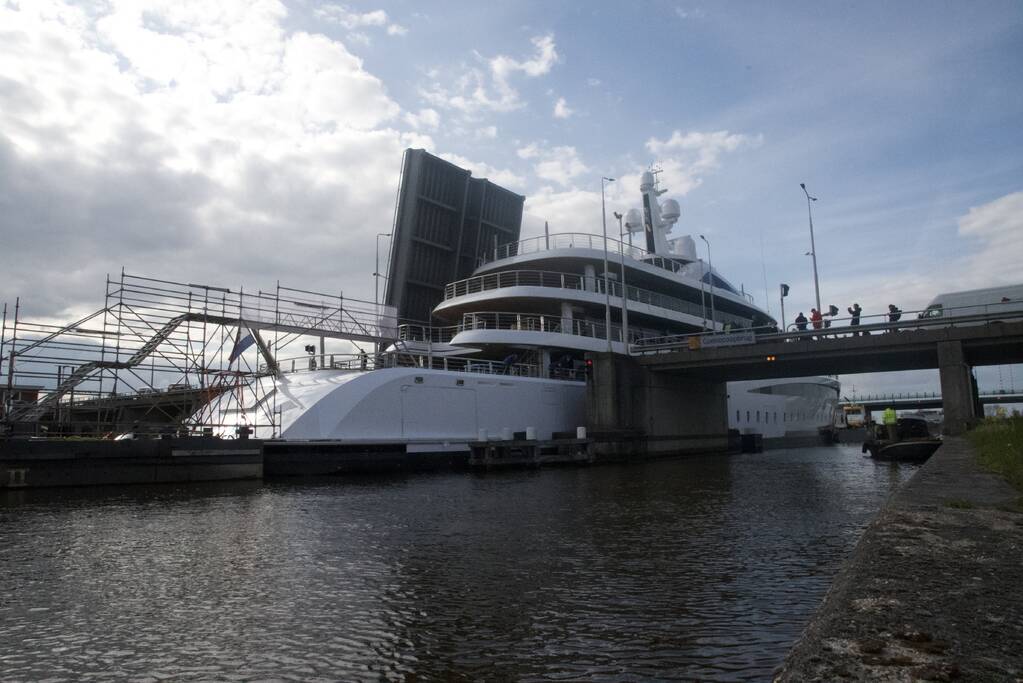 Klimaatzuinig megajacht manoeuvreert door de wateren