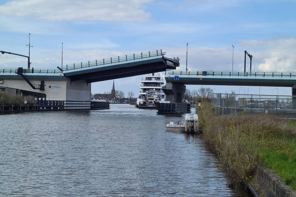 Klimaatzuinig megajacht manoeuvreert door de wateren