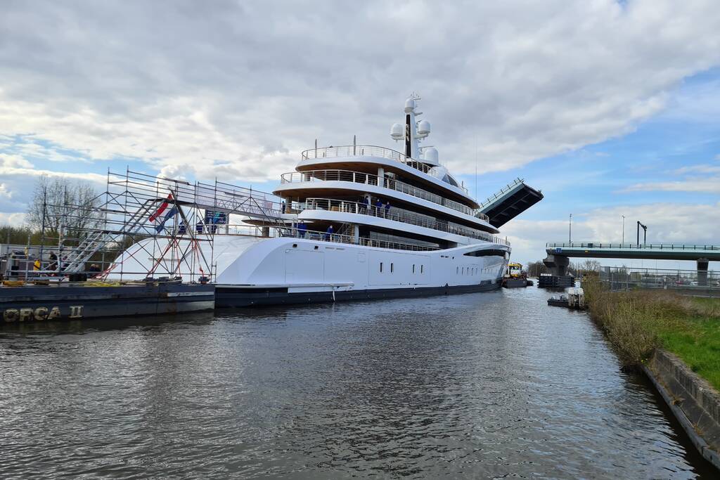 Klimaatzuinig megajacht manoeuvreert door de wateren