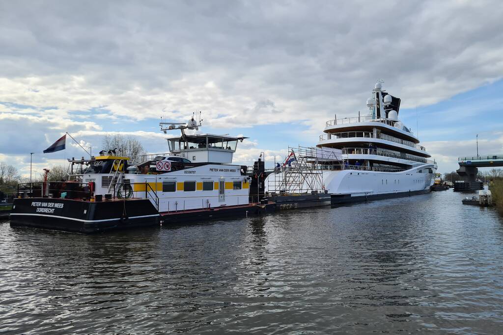 Klimaatzuinig megajacht manoeuvreert door de wateren