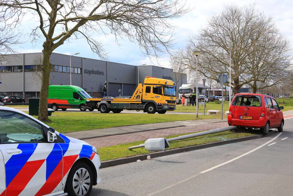 Auto knalt op lantaarnpaal na verkeersongeval