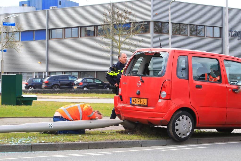 Auto knalt op lantaarnpaal na verkeersongeval