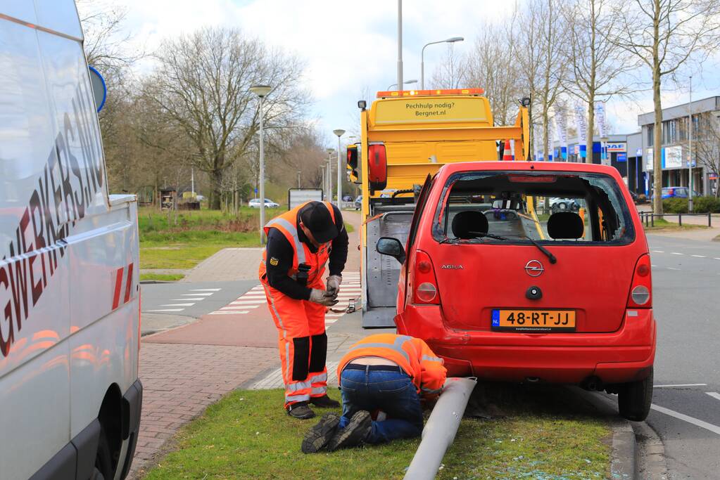 Auto knalt op lantaarnpaal na verkeersongeval