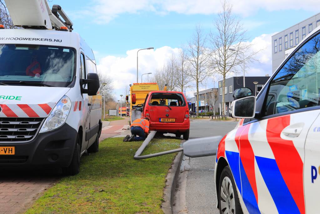 Auto knalt op lantaarnpaal na verkeersongeval