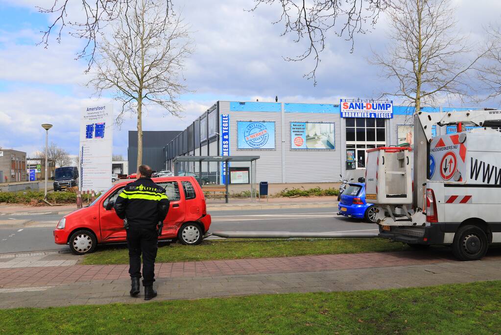 Auto knalt op lantaarnpaal na verkeersongeval