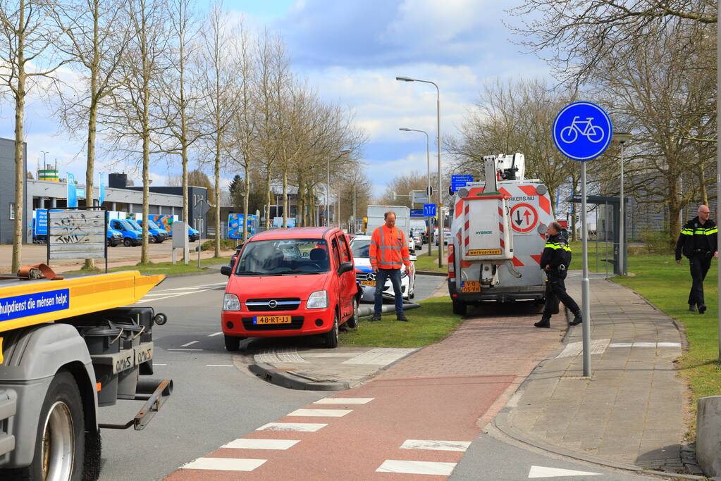Auto knalt op lantaarnpaal na verkeersongeval
