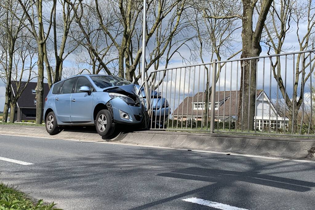 Automobilist boort zich in hekwerk vluchtheuvel