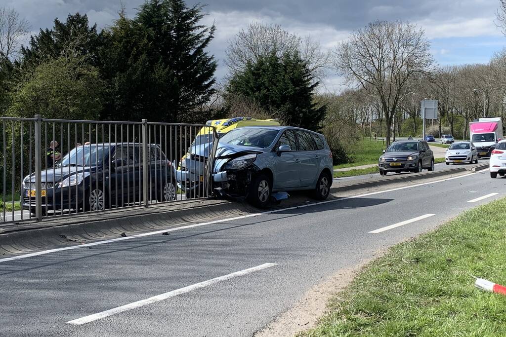 Automobilist boort zich in hekwerk vluchtheuvel