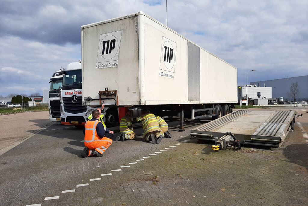 Oplegger van vrachtwagen afgesleept