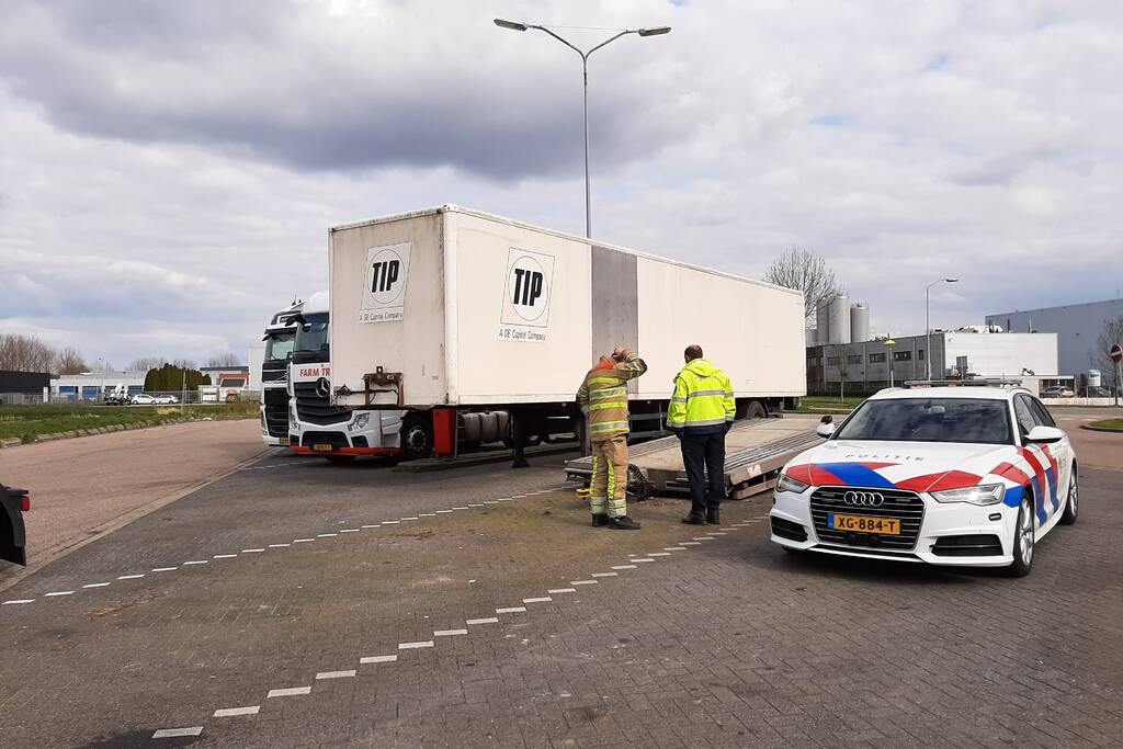 Oplegger van vrachtwagen afgesleept