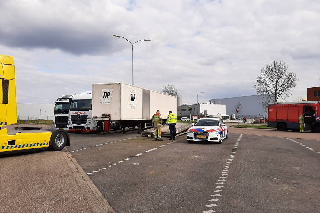 Oplegger van vrachtwagen afgesleept