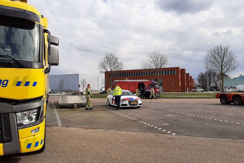 Oplegger van vrachtwagen afgesleept