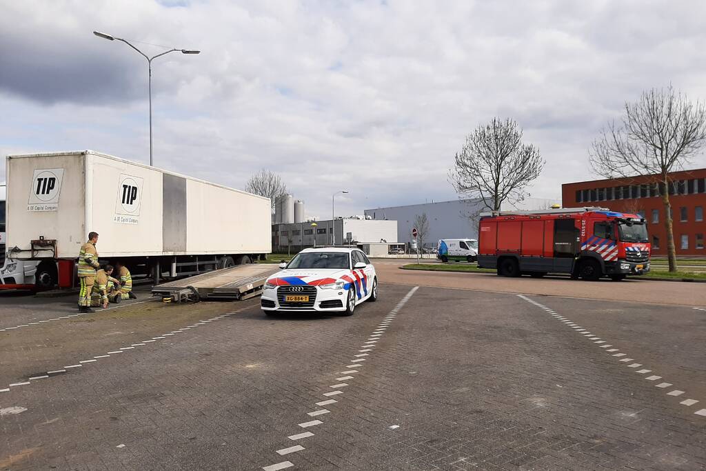 Oplegger van vrachtwagen afgesleept