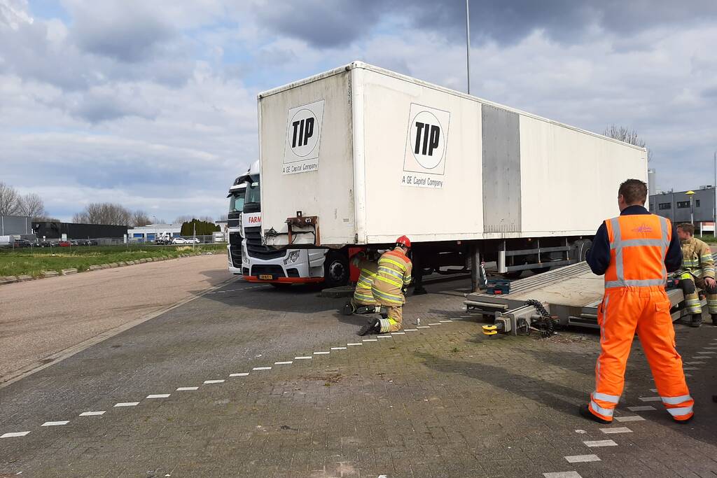 Oplegger van vrachtwagen afgesleept