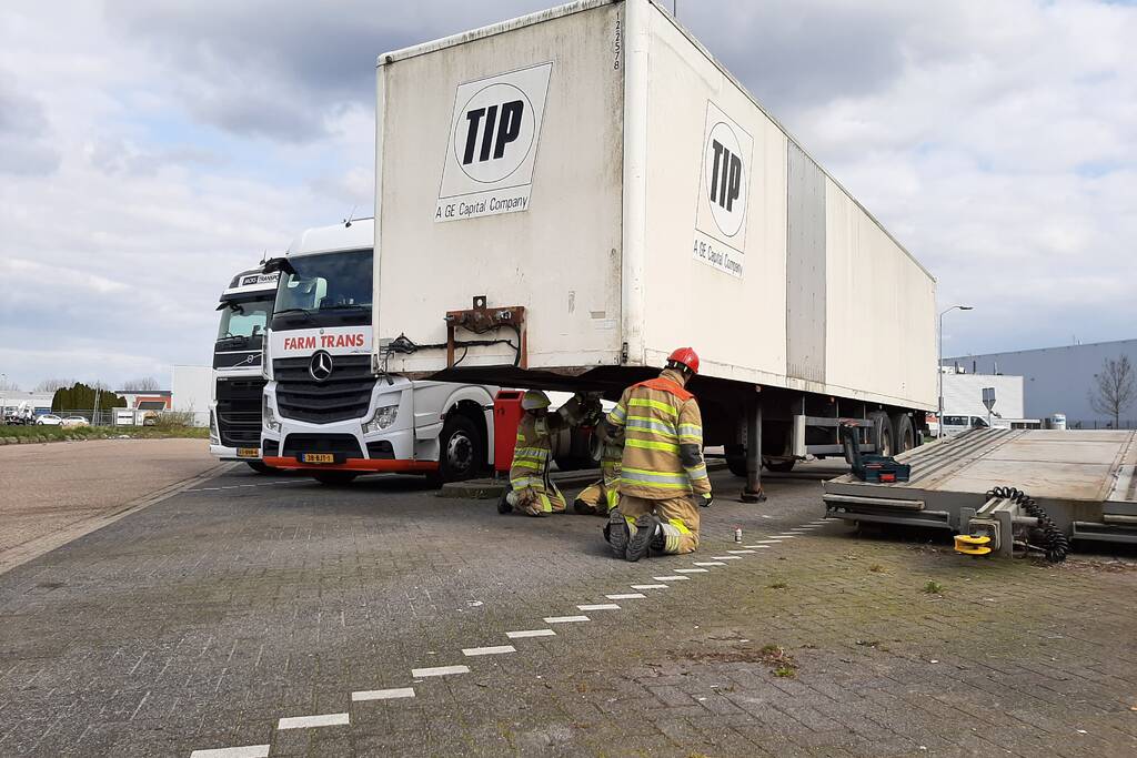 Oplegger van vrachtwagen afgesleept
