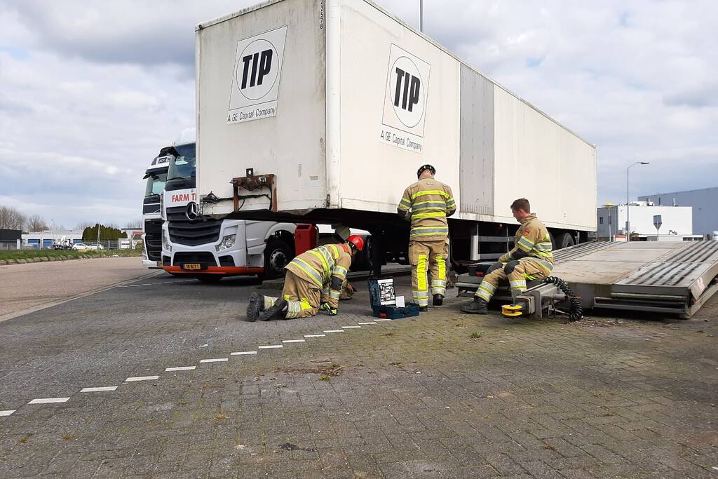 Oplegger van vrachtwagen afgesleept