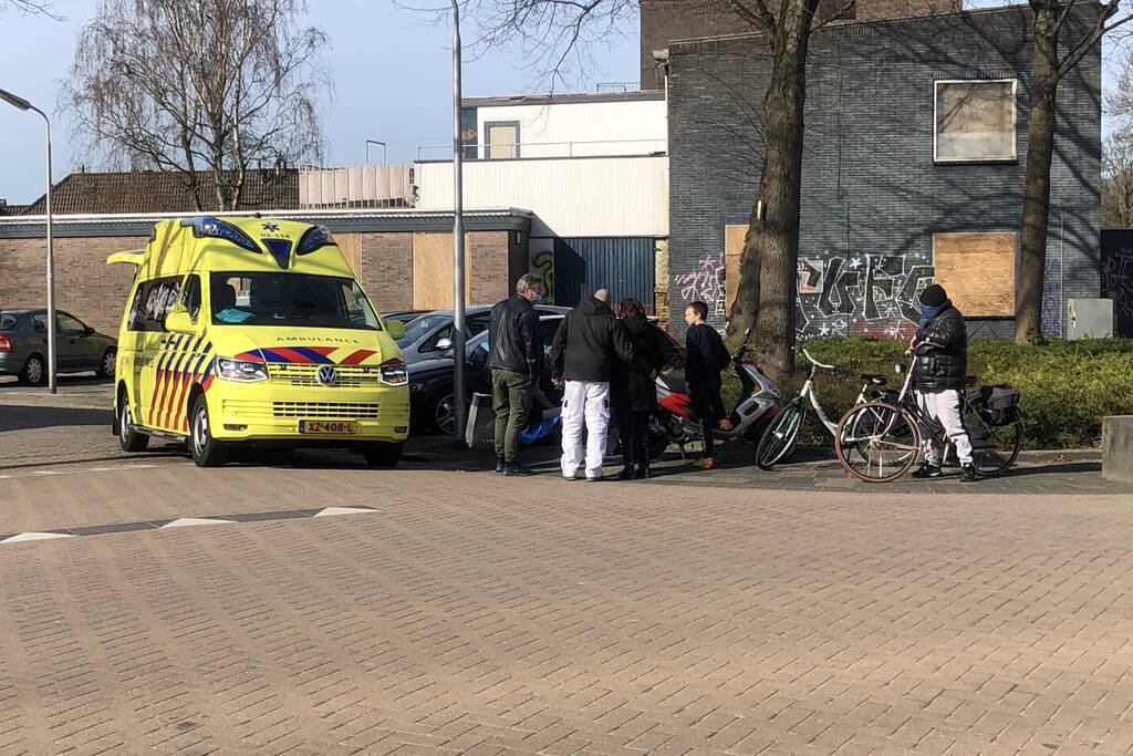 Scooterrijder gaat onderuit en raakt gewond