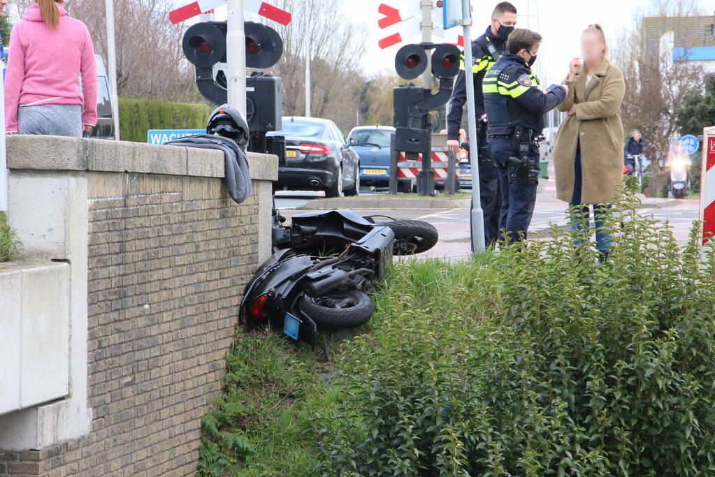 Scooterrijder gewond bij botsing met afslaande auto
