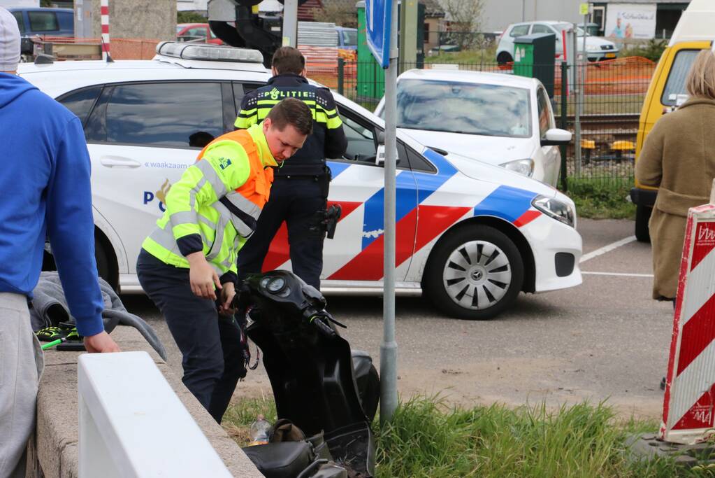 Scooterrijder gewond bij botsing met afslaande auto