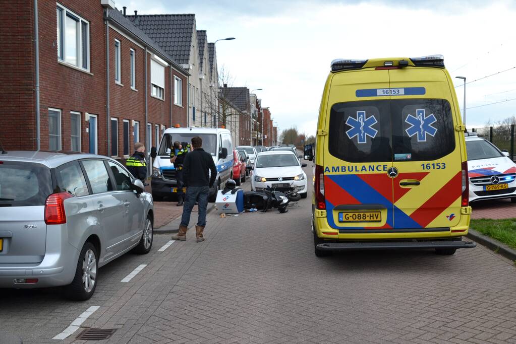 Botsing tussen maaltijdbezorger en personenauto