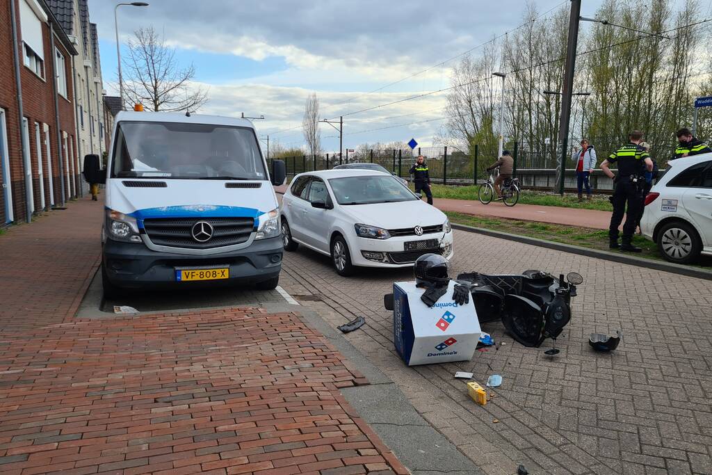 Botsing tussen maaltijdbezorger en personenauto