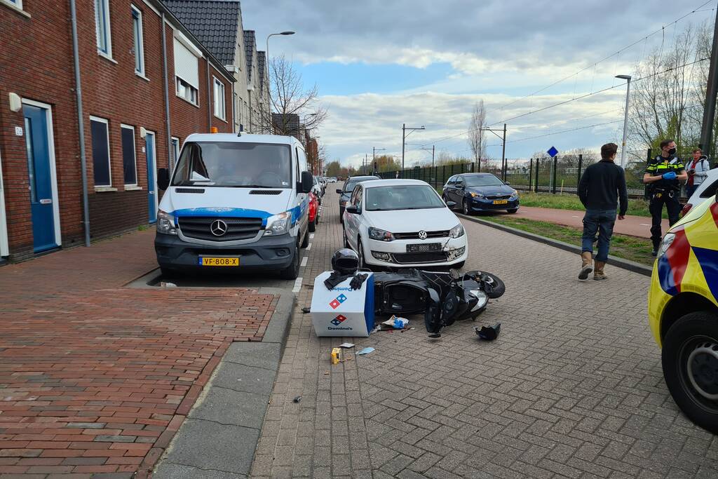 Botsing tussen maaltijdbezorger en personenauto