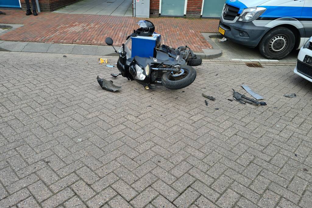 Botsing tussen maaltijdbezorger en personenauto