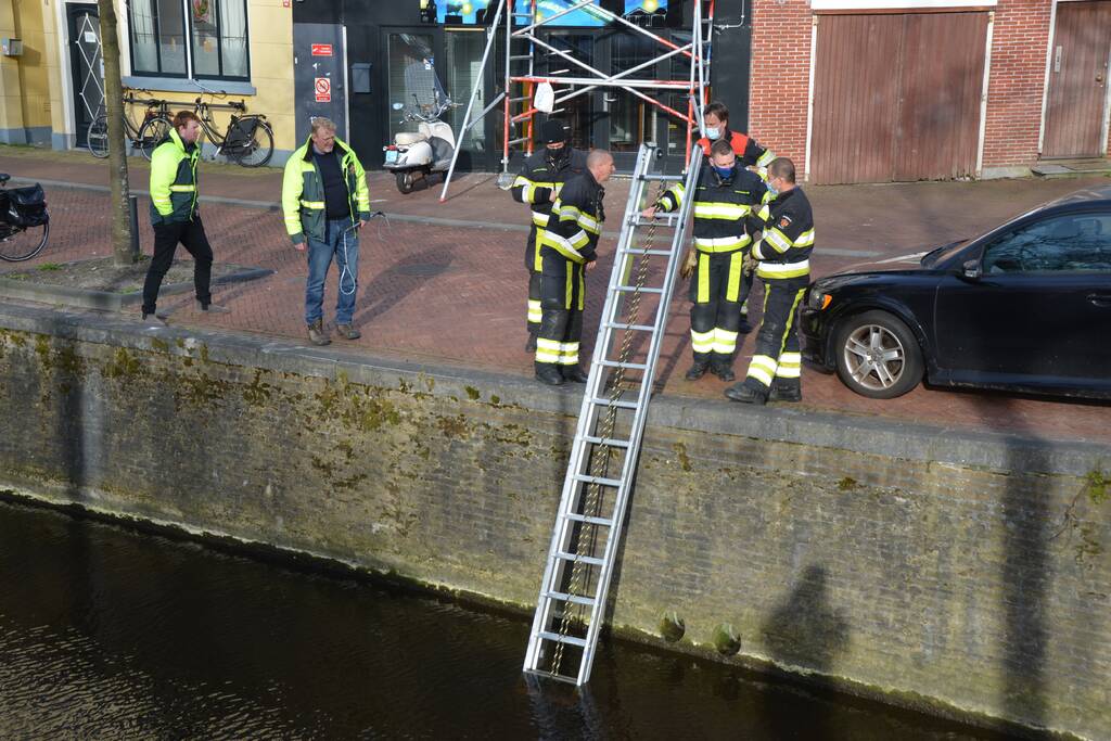 Brandweer doet reddingsactie voor kat in riool