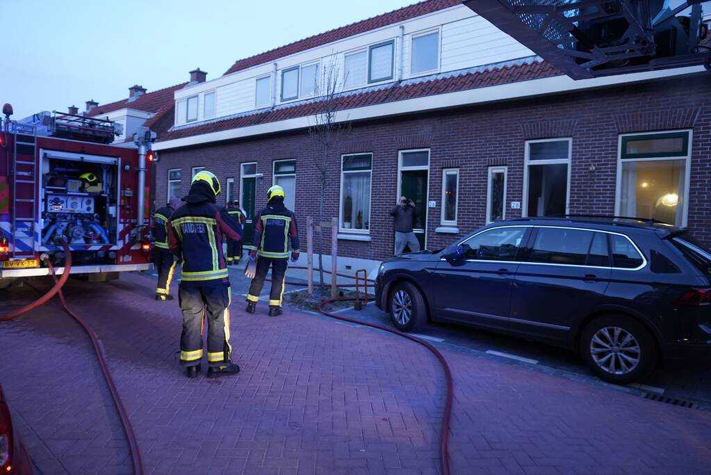 Slapende bewoner uit woning vol met rook gered