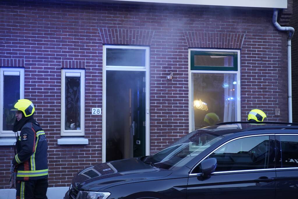 Slapende bewoner uit woning vol met rook gered