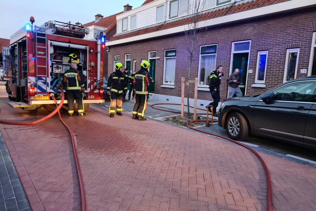 Slapende bewoner uit woning vol met rook gered